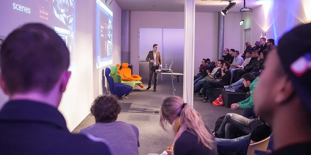 Allan geeft de 100ste social media training