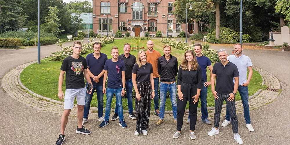 Het team van Social Media Hulp met vijftien collega's