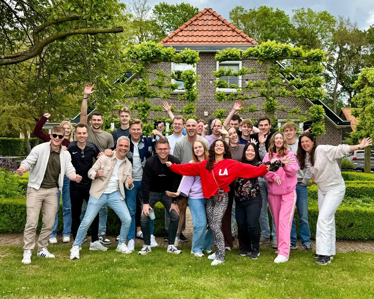 Het volledige team van Social Media Hulp bijeen op het grasveld voor kantoor