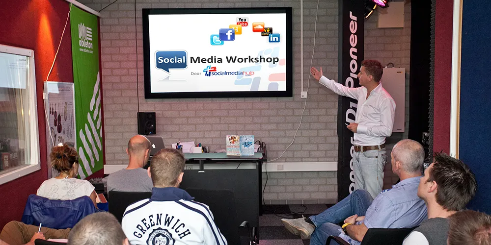 Allan Drent geeft de eerste social media training bij de Pioneer DJ School