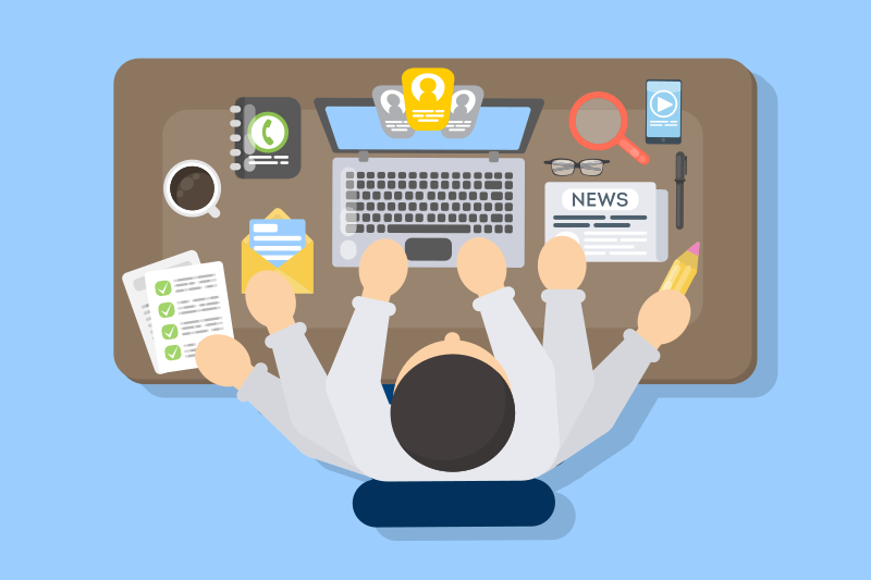 persoon aan bureau multi-tasking